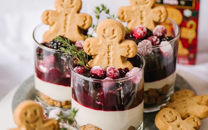 small desserts with cookies and berries